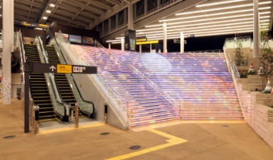 南町田グランベリーパーク駅　ステップビジョン（2019）